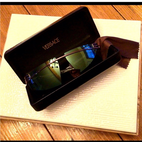 AUTHENTIC VERSACE SUNGLASSES LIKE NEW ICONIC STYLE - Picture 4 of 11